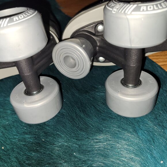 Skates - Picture 4 of 4